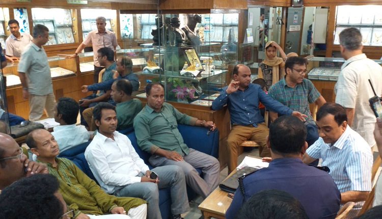 মৌলভীবাজারে ব্যবসায়ীদের হাতে ভোক্তার উপপরিচালক লাঞ্চিত