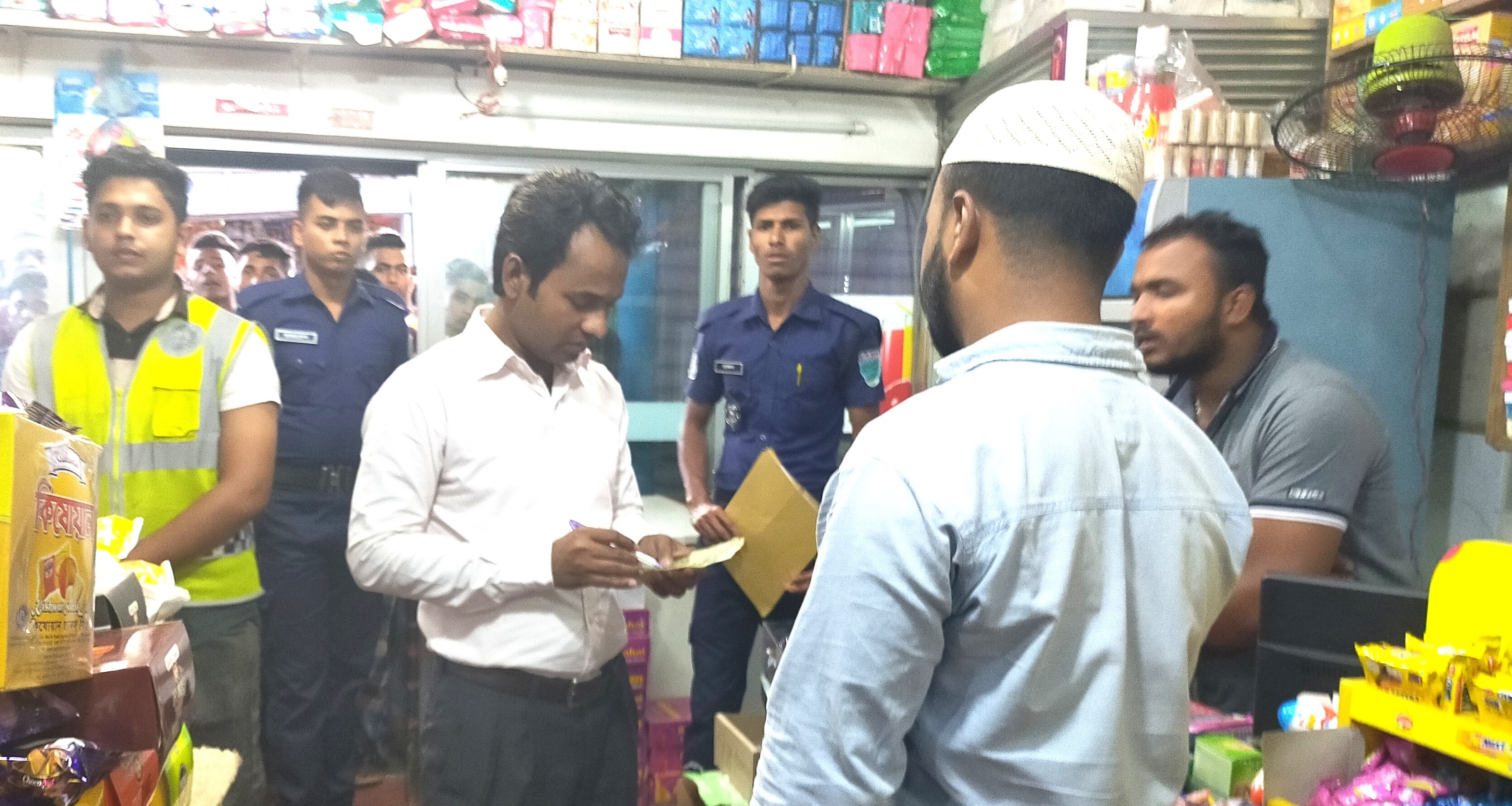 মৌলভীবাজারে ভোক্তার অভিযানে ২ টি প্রতিষ্ঠানকে জরিমানা