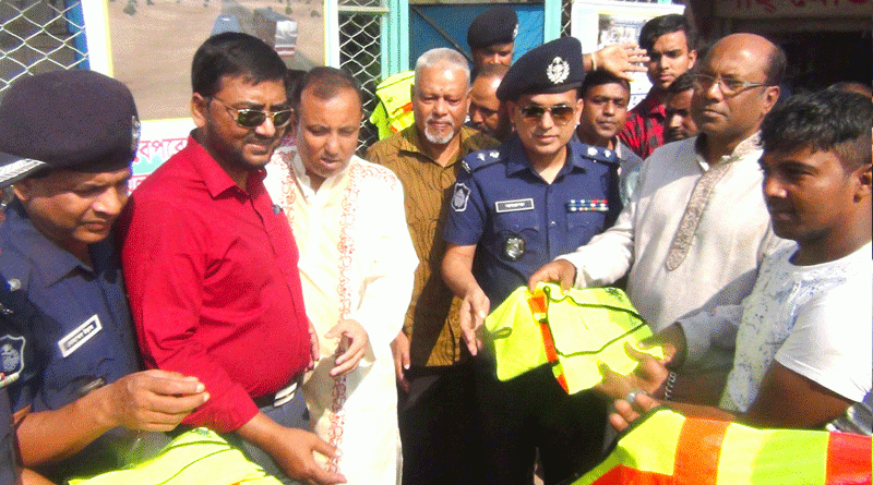 যানজটমুক্ত শহর ও সড়ক পরিবহন আইন-২০১৮ বাস্তবায়নের লক্ষে মৌলভীবাজারে পুলিশের প্রচারণা