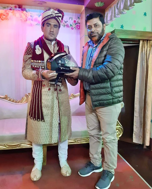 বিয়েতে হেলমেট উপহার দিলেন নিসচা’র সভাপতি