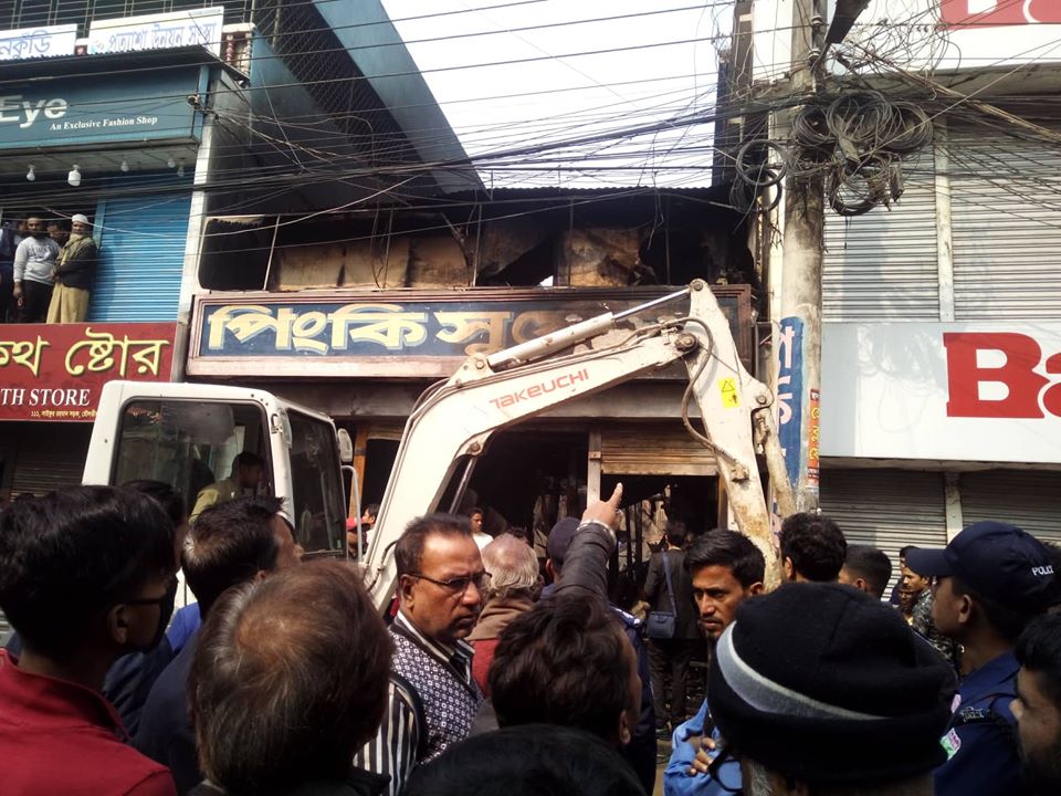 আত্নীয়ের বিয়েতে এসে লাশ হয়ে ফিরলেন তিন বছরের শিশু কন্যাসহ মা, অগ্নিকান্ডে একই পরিবারে শিশুসহ পাঁচজন নিহত