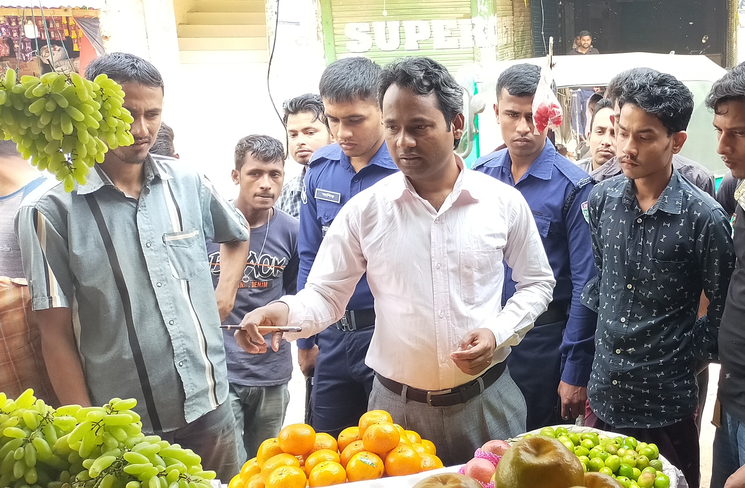 কমলগঞ্জে ভোক্তা অধিকার অধিদপ্তর কর্তৃক অভিযান, ৩ টি প্রতিষ্ঠানকে জরিমানা