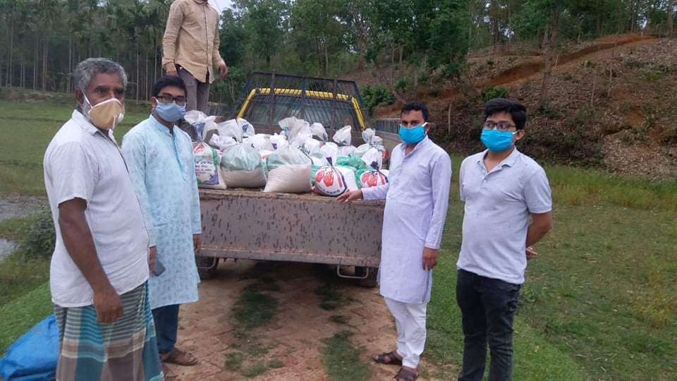 বড়লেখায় ঝুঁকি নিয়ে করোনা আক্রান্ত এলাকায় খাদ্য পৌঁছে দিচ্ছেন ইউএনও ও পিআইও