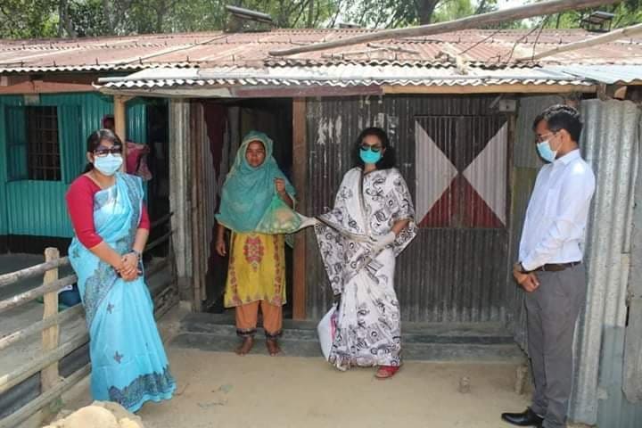 বড়লেখায় ২’শ পরিবারের মাঝে খাদ্য সামগ্রী বিতরণ করেন জেলা প্রশাসক নাজিয়া শিরীন