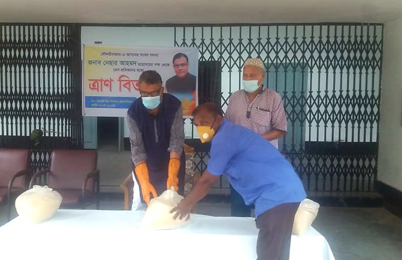 মৌলভীবাজারে প্রেস শ্রমিকদের মাঝে খাদ্যসামগ্রী বিতরণ