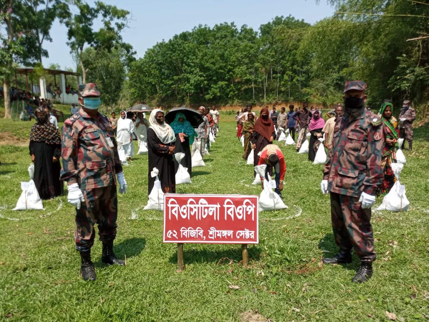 বড়লেখায় (বিজিবি) ব্যাটালিয়ন ৫২ র’ উদ্যোগে খাদ্য সামগ্রী বিতরণ
