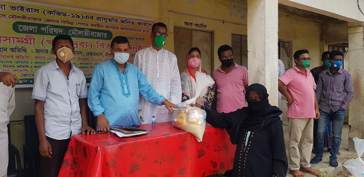 বড়লেখায় জেলা পরিষদের ত্রাণ বিতরণ
