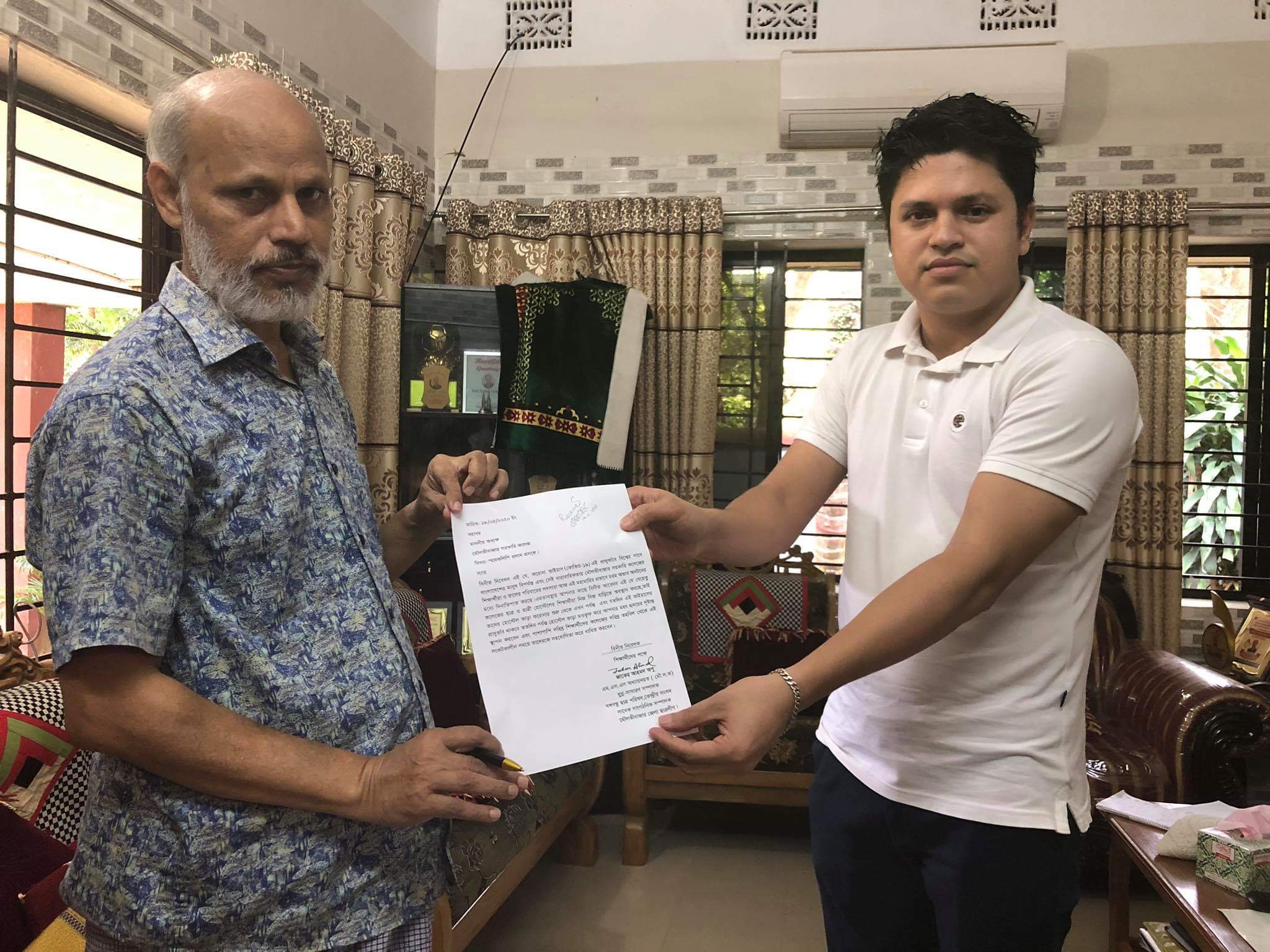 হোস্টেল ভাড়া মওকুফের দাবীতে ছাত্রনেতা জাকের এর স্মারকলিপি প্রদান