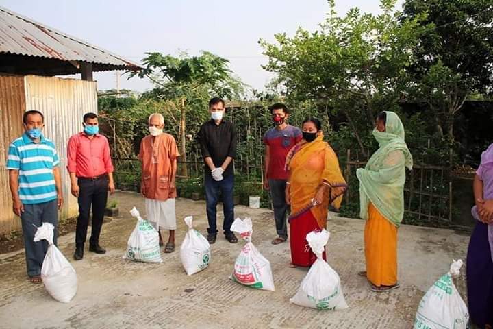 বড়লেখায় মনিপুরি সম্প্রদায়ের ২৯ পরিবারকে খাদ্যসহায়তা দিল উপজেলা প্রশাসন
