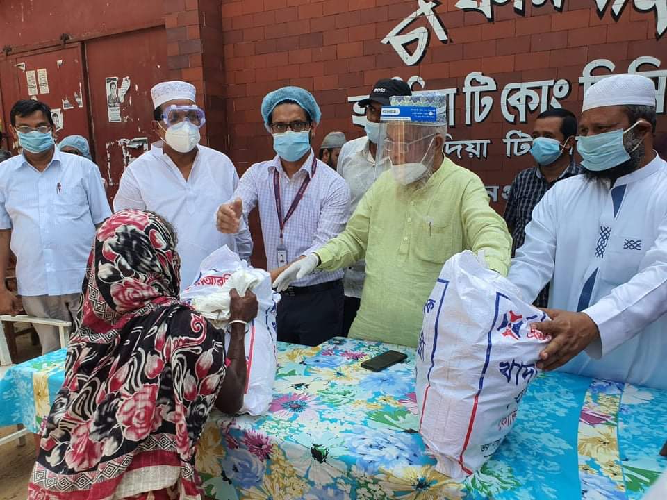 মৌলভীবাজারে এন আর বি ব্যাংকের খাদ্য সামগ্রী ও মাস্ক বিতরণ