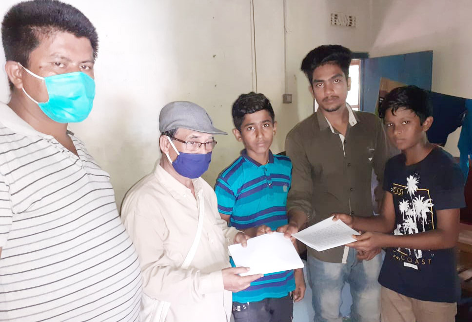 কমলগঞ্জ মবশ্বির আলী চৌধুরী বালক উচ্চ বিদ্যালয়ের ছাত্রদের পাঠ সহায়ক সাজেশন ও হেন্ডনোট বিতরণ