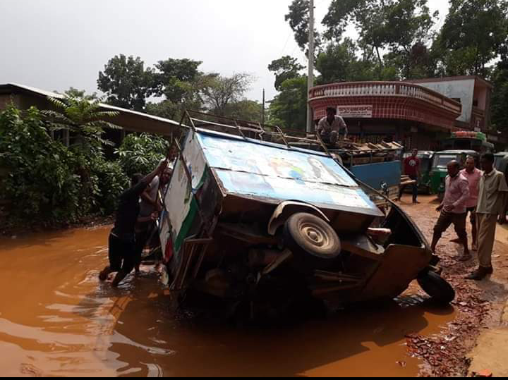 বড়লেখায় সড়ক নয় যেন পুকুর : সীমাহীন জনদুর্ভোগ, কাজের ধীরগতি