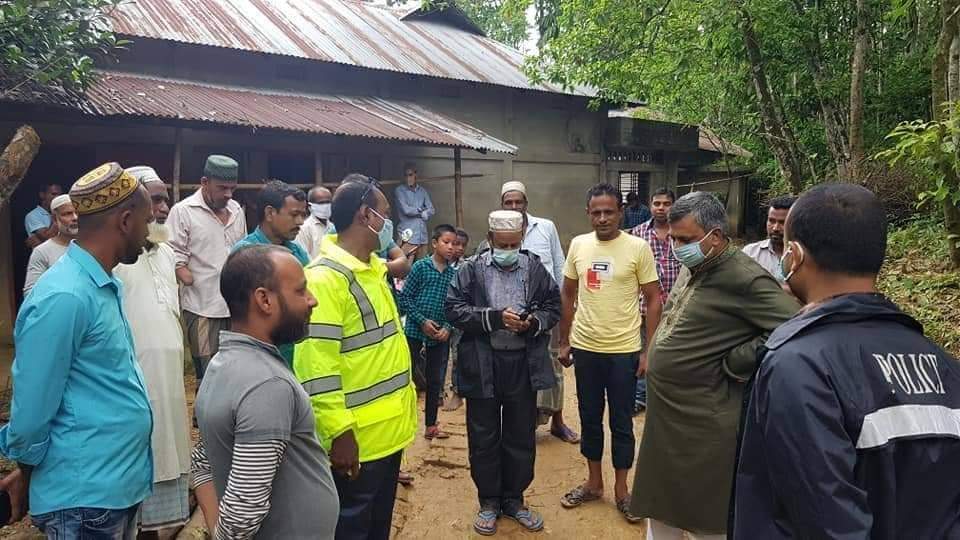 বড়লেখায় বজ্রপাতে নিহত কৃষক এর বাড়িতে উপজেলা চেয়ারম্যান সোয়েব আহমদ