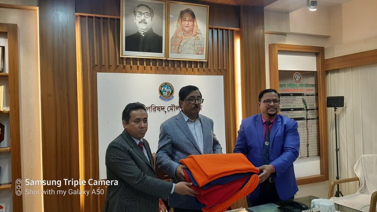 অগ্রনী ব্যাংক লিমিটেড এর এমডি ও সিইও মোহাম্মদ শামস্ উল ইসলাম এর পক্ষ থেকে মৌলভীবাজারে শীতার্তদের মাঝে বিতরণের জন্য শীতবস্ত্র হস্তান্তর