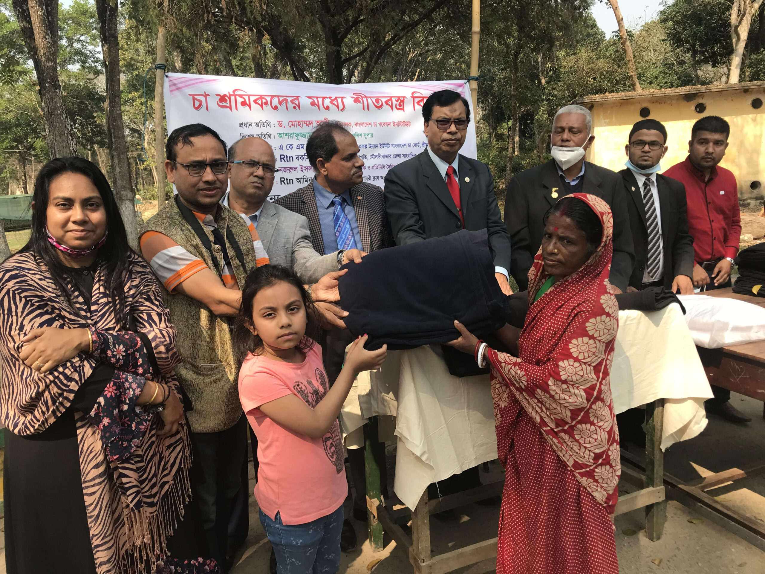 দরিদ্র চা শ্রমিকের পাশে রোটারিয়ান তারা মিয়ার