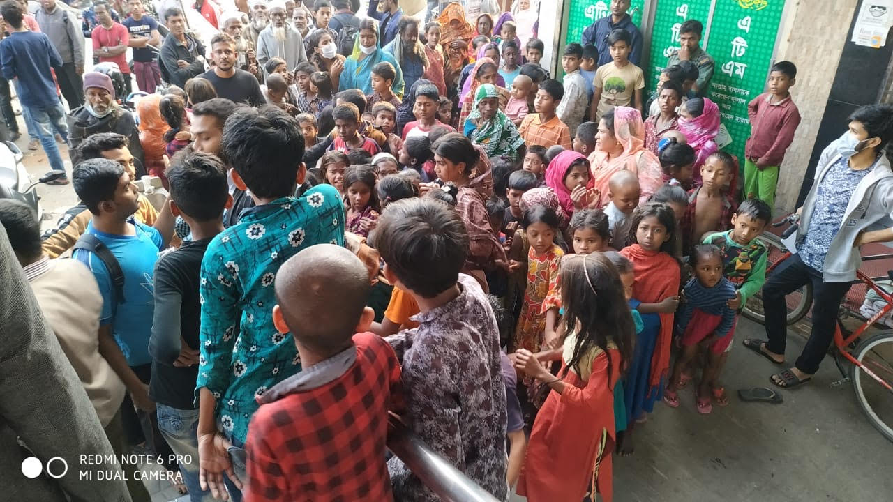 পৌর যবু সংস্হা কর্তৃক বিশ্ব ভালবাসা দিবসে পথ শিশু ও ভিক্ষুকদের খাবার বিতরণ