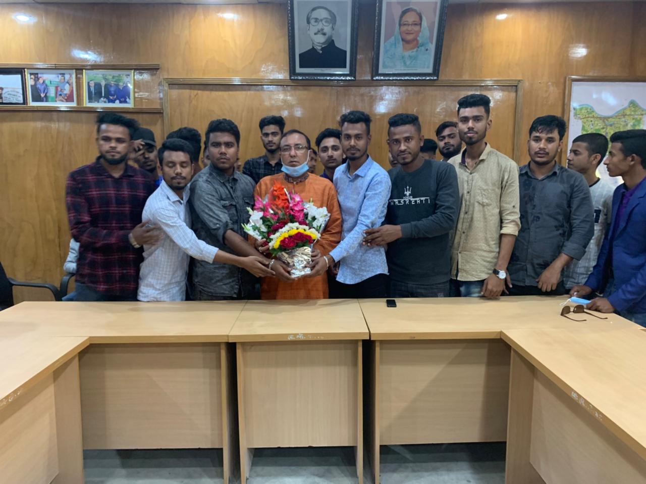 নবনির্বাচিত বঙ্গবন্ধু ছাত্র পরিষদ মৌলভীবাজার জেলা কমিটি মেয়রের সাথে ফুলের শুভেচ্ছা