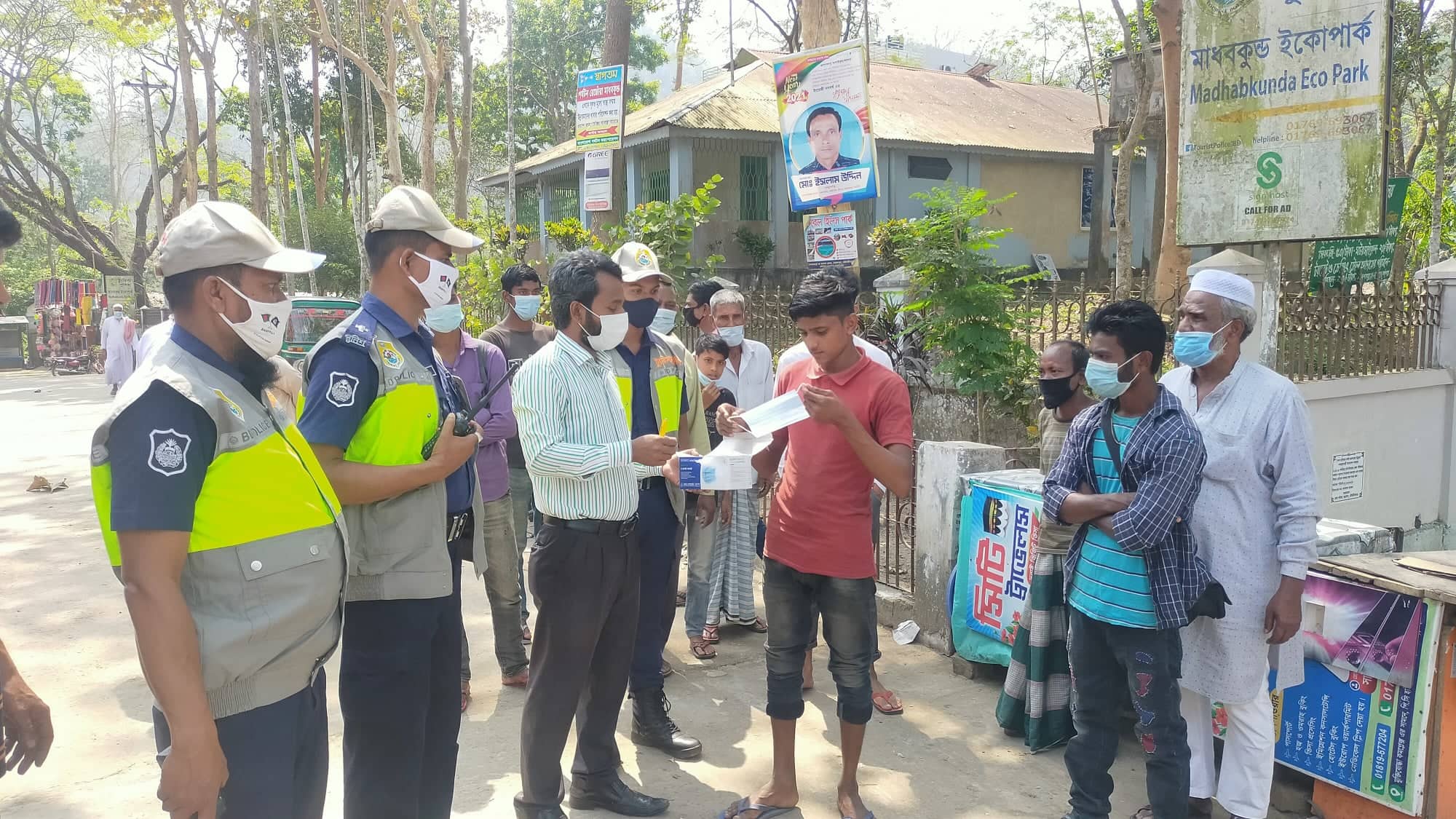 বড়লেখায় ভোক্তা অধিকার অধিদপ্তরের উদ্যোগে মাস্ক বিতরণ