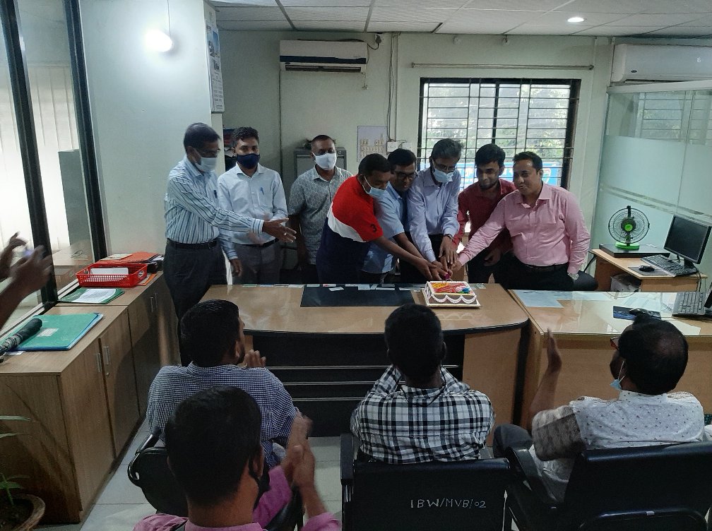 অগ্রণী ব্যাংক লিমিটেডের ১ লক্ষ কোটি টাকা আমানত সংগ্রহ উপলক্ষে মৌলভীবাজার প্রধান শাখায় কেক কেটে আনন্দ উদযাপন করে হয়