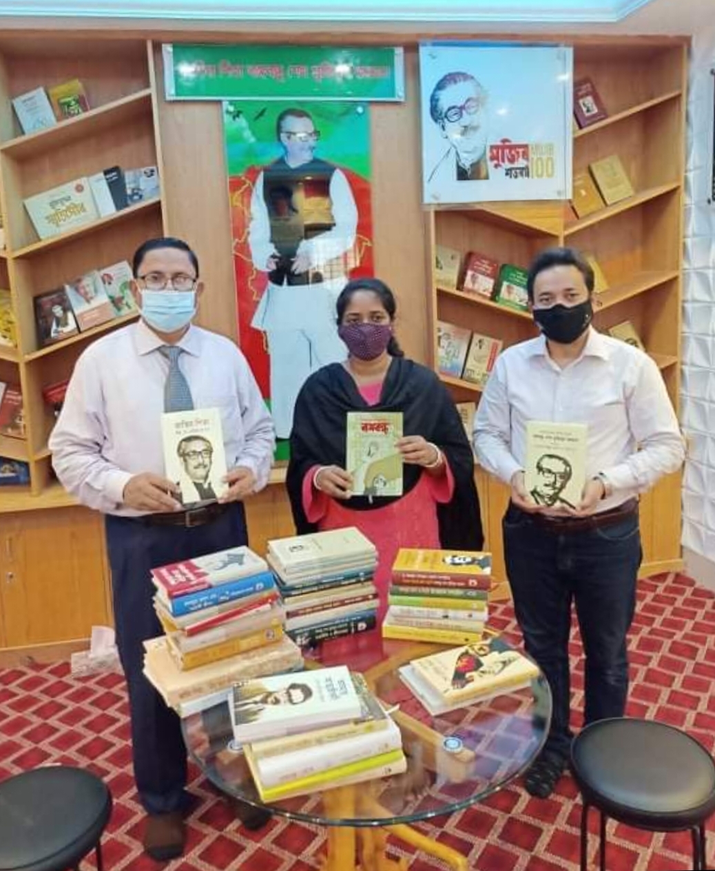 অগ্রণী ব্যাংক এর পক্ষ থেকে রাজনগর বঙ্গবন্ধু কর্ণারে বই হস্থান্তর