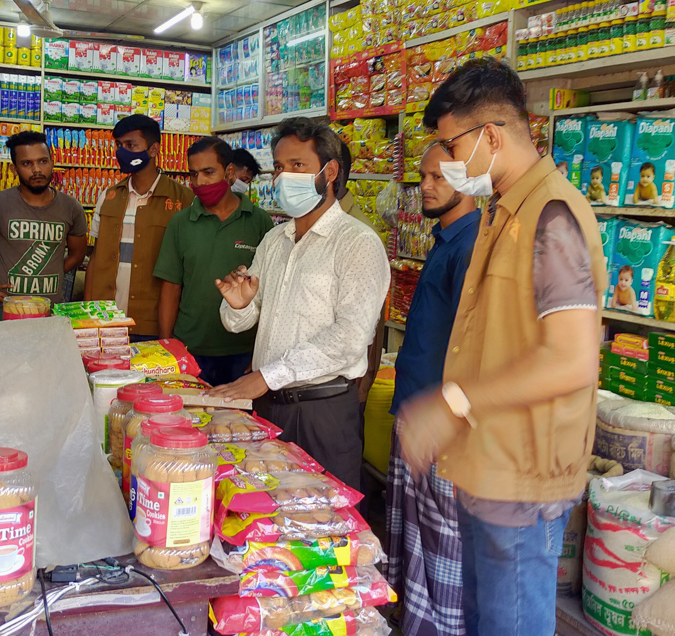 মৌলভীবাজরে ছুটির দিনেও ভোক্তা-অধিকারের অভিযান এবং অনিয়মের দায়ে জরিমানা