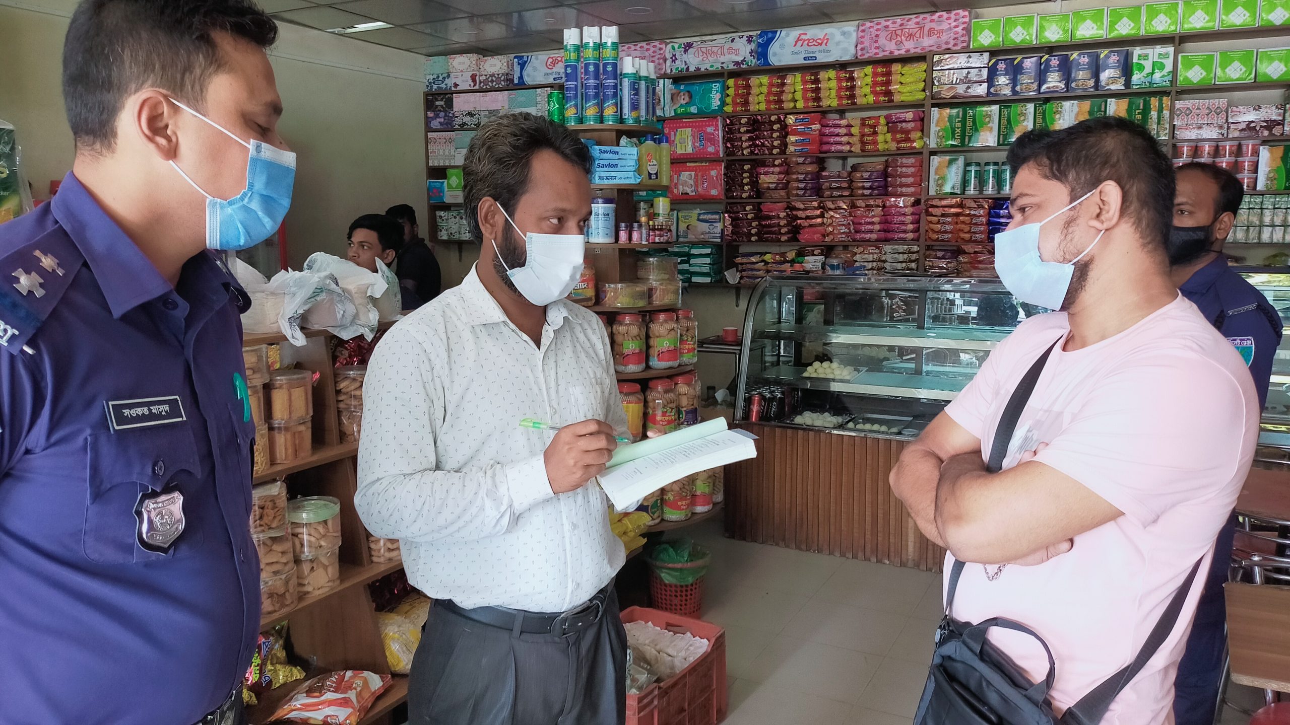 ভোক্তা-অধিকার কর্তৃক অভিযানে রাজনগর উপজেলায় স্বাদ এন্ড কোং ও রোমান এন্টারপ্রাইজকে জরিমানা