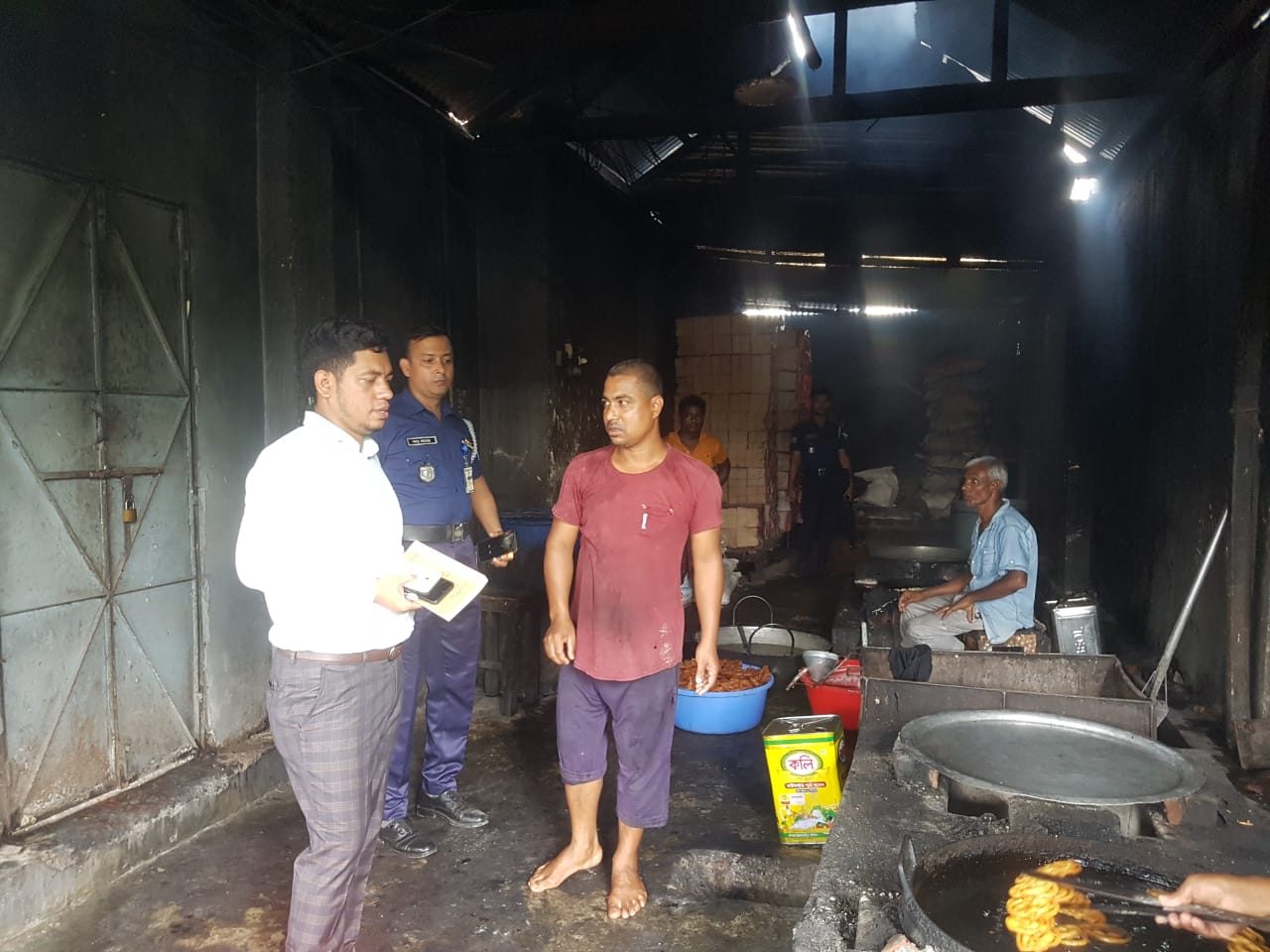 মৌলভীবাজারের কুলাউড়ায় ভোক্তা অধিকার কর্তৃক অভিযানে ৩ প্রতিষ্ঠানকে জরিমানা