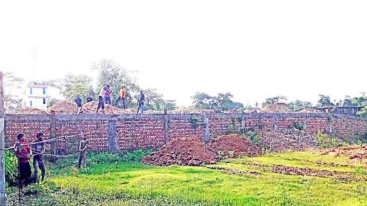 কুলাউড়া-শাহবাজপুরে নির্মানাধীন রেলপথের দক্ষিণভাগ স্টেশনে প্ল্যাটফর্মের গার্ডওয়াল হেলে পড়েছে