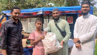 মানবতার সেবায় খাদিমুল উম্মাহ ফাউন্ডেশন ইউকে’র রামাদান ফুড প্যাক বিতরণ