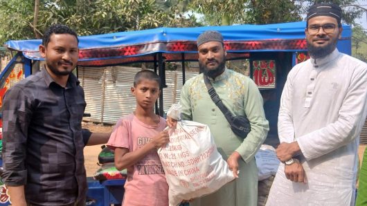 মানবতার সেবায় খাদিমুল উম্মাহ ফাউন্ডেশন ইউকে’র রামাদান ফুড প্যাক বিতরণ