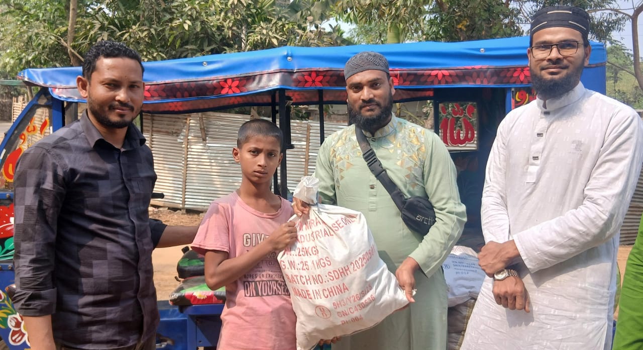 মানবতার সেবায় খাদিমুল উম্মাহ ফাউন্ডেশন ইউকে’র রামাদান ফুড প্যাক বিতরণ