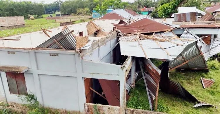 মৌলভীবাজারে টানা কালবৈশাখীর তাণ্ডব: ৮৫৫ ঘর বিধ্বস্ত, ক্ষতিগ্রস্ত হাজারো মানুষ