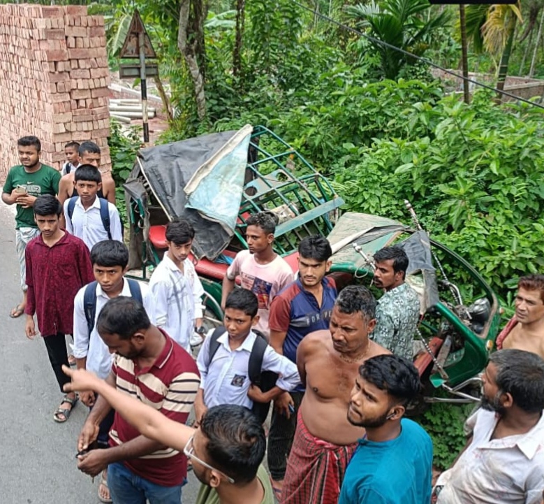 পিরোজপুর-নাজিরপুর সড়কে ইমাদ পরিবহন ও অটোরিকশার মুখোমুখি সংঘর্ষে আহত ২